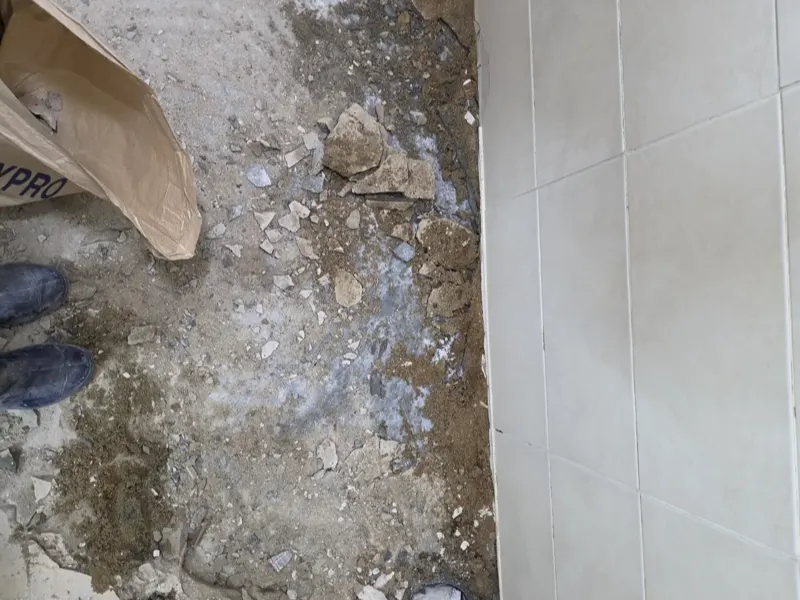 익산 바닥을 깨고 드러낸 화장실 배관 자리