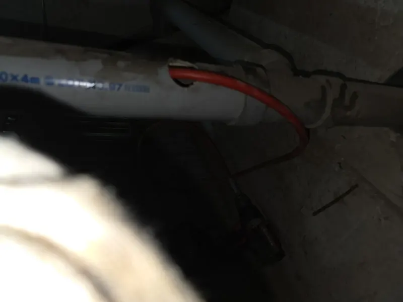 익산 어두운 배관 아래 작업 구멍에 넣은 장비 줄