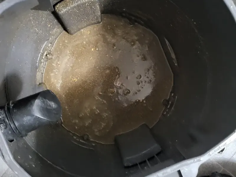 익산 석션 장비 통에 빨려 나온 오수와 찌꺼기